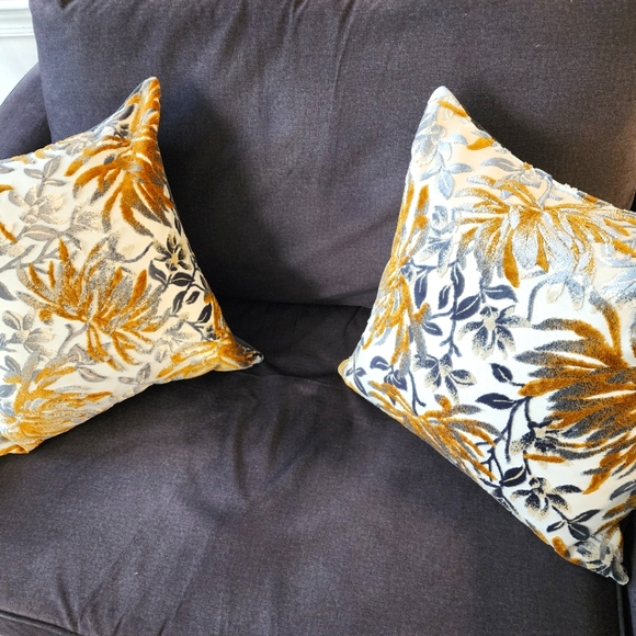 set of decorative pillows, 14x42 *Bolster Pillow 36x36 - Sadah- excellent condit - Picture 1 of 4